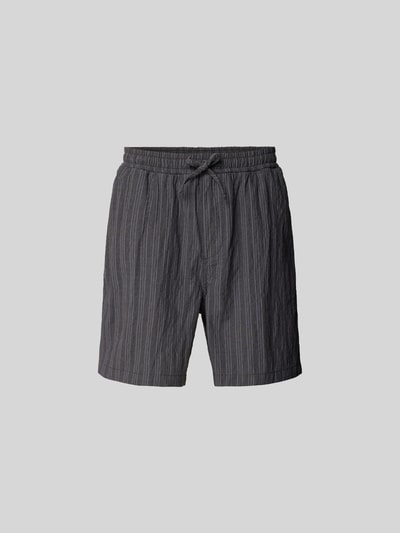 Produktfoto, Shorts mit Stretch-Anteil von Forét aus Baumwoll-Elasthan-Mix, Regular-Fit, elastischer Bund, Eingrifftaschen, aufgesetzte Gesäßtaschen, Farbe grau mit feinen weißen Streifen, strukturierte Textur, Innenbeinlänge 42 cm, Bundweite 17 cm bei Größe M.