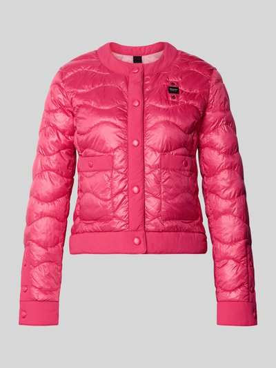 Produktfoto, Kurtka pikowana z okrągłym dekoltem, krój slim fit, listwa guzikowa, wpuszczane kieszenie, detal z logo, model 'HADLEY' od Blauer Usa, długość tyłu w rozmiarze S: 49 cm, szerokość ramion w rozmiarze S: 40 cm, szerokość w rozmiarze S: 47 cm, długość rękawów w rozmiarze S: 62 cm