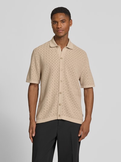 Männermodel trägt Relaxed Fit Freizeithemd aus reiner Baumwolle Modell 'NAPPO' von BOSS in Strickoptik, beige, Ganzkörperansicht von vorne.