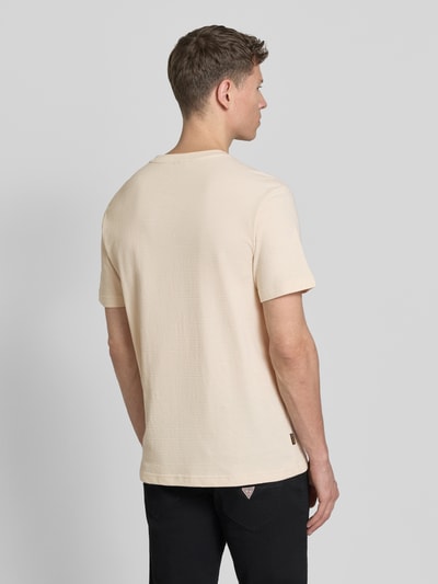 Männermodel trägt T-Shirt mit Rundhalsausschnitt von PME Legend in Beige, Reine Baumwolle, Regular-Fit, Label-Patch, Rückenlänge 69 cm, Ganzkörperansicht Rückansicht.