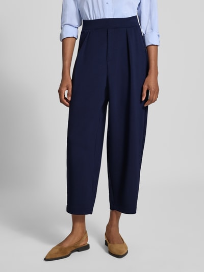 Kobiece modelka nosi Barrel Fit Sweatpants aus Modal-Mix od Rich & Royal w kolorze granatowym, z kantami, elastycznym pasem, mieszanka modalu z dodatkiem streczu, spodnie dresowe, widok całego ciała z przodu.
