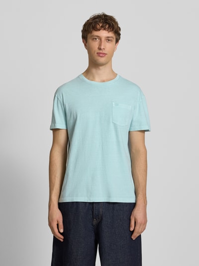 Männermodel trägt T-Shirt aus Baumwoll-Leinen-Mix mit Brusttasche von Superdry in Hellblau, Regular Fit, Oberkörperansicht von vorne.