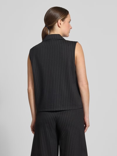 Männermodel trägt schwarze kamizelka z mieszanki wiskozy Regular Fit Modell 'SC-GILL 1' von Soyaconcept mit feinen Streifen, Ganzkörperansicht Rückansicht, kamizelka damska Soyaconcept