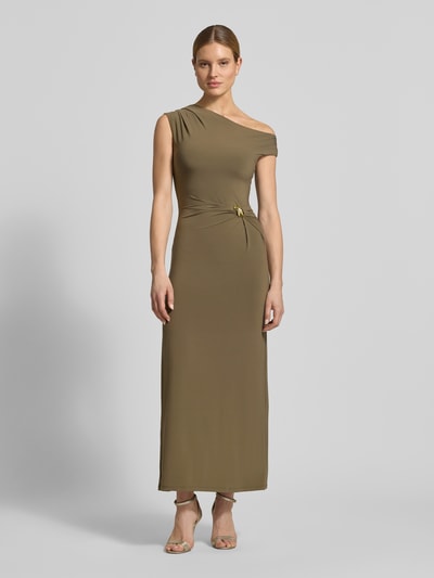Frauenmodel trägt Abendkleid im One-Shoulder-Look Modell 'Scout' von Forever New in Olivgrün, figurbetonter Schnitt, Maxikleid, Material-Mix mit Stretch, Raffungen, Ganzkörperansicht von vorne.