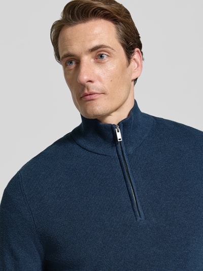 Mannenmodel draagt Slim Fit Troyer uit katoenmix van Matinique, Heren sweatshirt, schipperskraag, geribde band, met lange mouwen, Nahaufnahme Oberkörper.