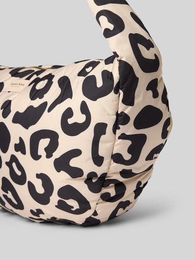 Produktfoto, Shoulder Bag mit Logo-Patch von Studio Noos im Allover-Animal-Print, Beige mit schwarzen Mustern, Struktur weich, Reißverschluss und Schulterriemen, Maße 48 x 34 x 10 cm, Länge Schulterriemen 80 cm
