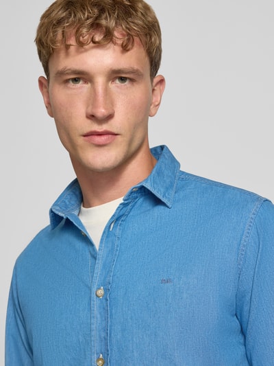 Männermodel trägt Slim Fit Freizeithemd aus reiner Baumwolle Modell 'ABEL' von Pepe Jeans in Hellblau, Nahaufnahme Oberkörper, Herren Freizeithemd von Pepe Jeans.