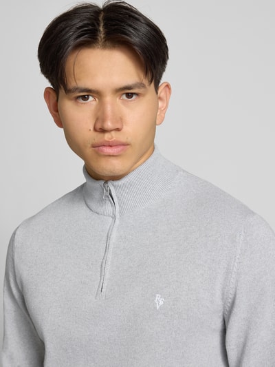 Mężczyzna nosi Troyer mit Logo-Stitching und kurzem Reißverschluss von REVIEW, bawełniany miks, krój modern fit, zbliżenie na górną część ciała