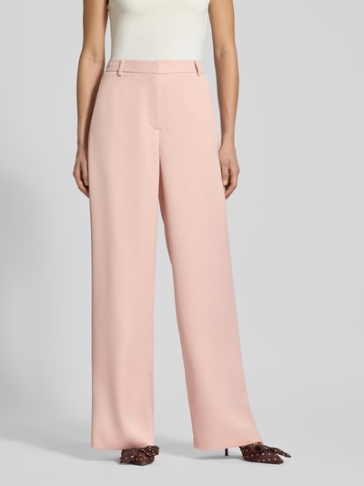 Frauenmodel trägt Wide Fit Stoffhose mit Gesäßtasche von Jake*s Collection in zartrosa, Gürtelschlaufen, glatte Baumwollstruktur, Nahaufnahme Oberkörper.