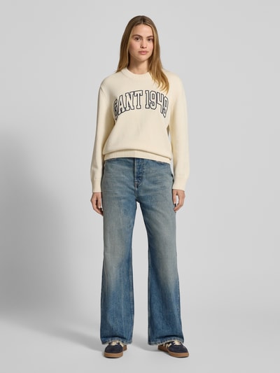 Frauenmodel trägt Strickpullover mit Label-Stitching und Rundhalsausschnitt von Gant, Baumwoll-Mix, Regular Fit, Ganzkörperansicht von vorne.