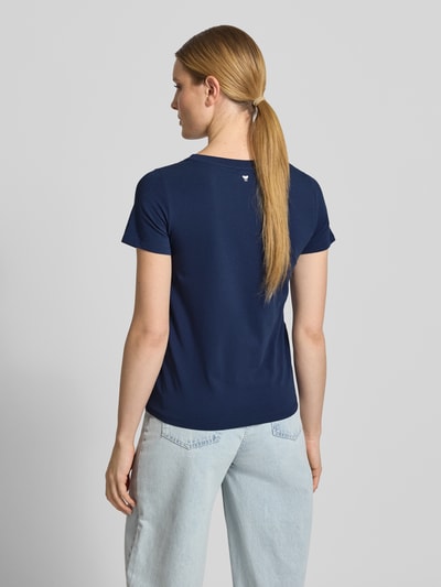 Vrouwenmodel draagt Regular Fit T-shirt uit katoenmix model 'MULTIF' van Weekend Max Mara, look: effen, logoprint, ronde hals, korte mouw, jerseymateriaal. Ganzekijk van achteren.