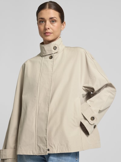 Vrouwenmodel draagt Loose fit parka met katoen-aandeel model 'NEBU' van ECOALF in uni beige, webstof, opstaande kraag, lange mouw, vooraanzicht close-up.