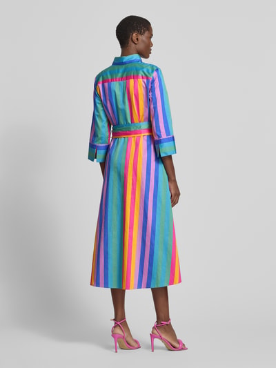 Frauenmodel trägt Hemdblusenkleid mit 3/4-Arm und Bindegürtel von Christian Berg Woman aus reiner Baumwolle, bunte vertikale Streifen, taillierter Schnitt, Midilänge, Rückenansicht Ganzkörperansicht.