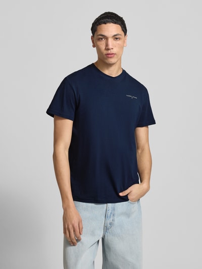 Mannelijk model draagt Slim Fit T-shirt uit puur katoen Model 'LINEAR CHEST TEE' van Tommy Jeans, look: effen, regular fit, labelprint, ronde hals, korte mouw, puur katoen, kleuren blauw, recht model. Ganzkörperansicht van voren.