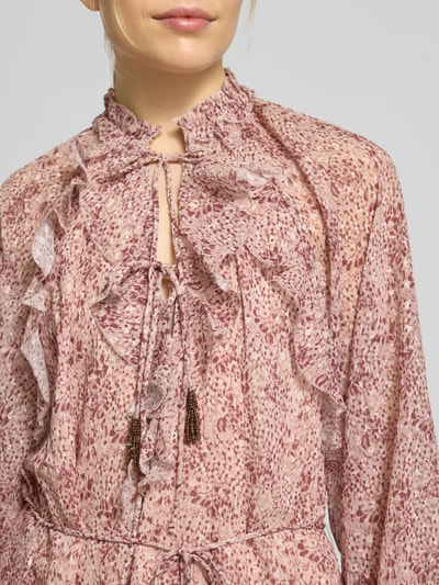 Frauenmodel trägt Knielanges Kleid mit Raglanärmeln von Jake*s Collection, Stehkragen, Volants, Bindegürtel, Rosa mit Muster, Nahaufnahme Oberkörper.