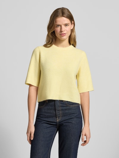 Frauenmodel trägt Boxy Fit T-Shirt aus Rippstrick mit Woll-Anteil Modell 'SILLY' von Pieces, Optik: Unifarben, Rundhals, Kurzarm, Ganzkörperansicht von vorne.