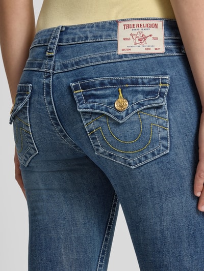 Frauenmodel trägt Low Rise Flared Jeans im 5-Pocket-Design Modell 'JOEY' von TRUE RELIGION im Baumwoll-Viskose-Mix, Detailaufnahme