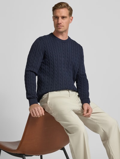 Männermodel trägt Strickpullover mit gerippten Abschlüssen von Christian Berg Men in Dunkelblau, Reine Baumwolle, Regular-Fit, Rundhalsausschnitt, Nahaufnahme Oberkörper.