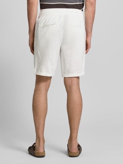 Männermodel trägt Shorts aus Leinen-Baumwoll-Mix Modell 'barton' von Matinique in Weiß, Regular Fit, elastischer Bund und Tunnelzug, Ganzkörperansicht Rückansicht.