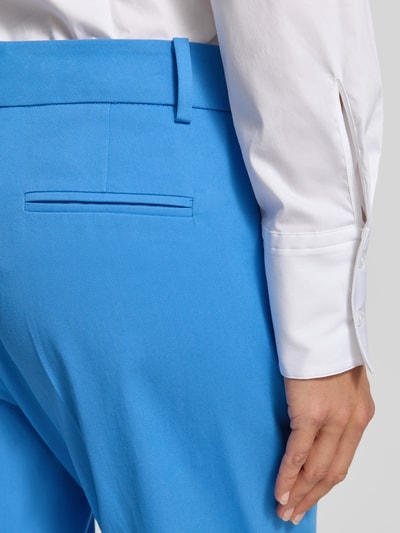 Frauenmodel trägt Stoffhose mit Bügelfalte von More & More in Blau aus Baumwoll-Mix mit Stretch-Anteil, Detailaufnahme Rückansicht.