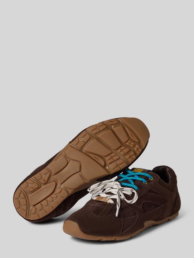 Productfoto, Sneaker uit de damescollectie van Steve Madden Sneaker uit echt leer met logodetail model 'Asiel', afgeronde pasvorm, vetersluiting, profielzool, hakhoogte maat 40: 1 cm, schachthoogte maat 40: 8 cm, schachtbreedte maat 40: 7 cm, bruine kleur, opvallende texturen