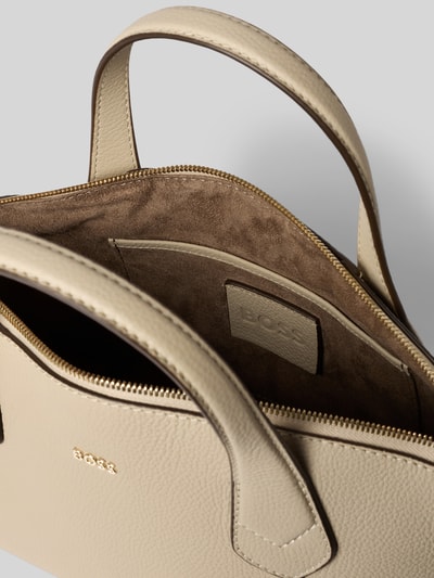 Produktfoto, Henkeltasche aus echtem Leder Modell 'LENAH' von BOSS aus skóra bydlęca, skóra gładka, kolor beżowy, zamek błyskawiczny, główna przegroda, przegródka zapinana na zamek błyskawiczny, aplikacja z marką, uchwyt, odpinany pasek na ramię
