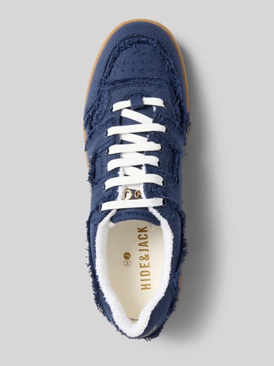 Produktfoto, Sneaker mit Label-Detail Modell 'Shaggy' von Hide&Jack, Herren Sneaker in Blau mit abgerundeter Form, Schnürverschluss, strukturierte Sohle, Absatzhöhe 3 cm, Schafthöhe 8 cm, Schaftweite 10 cm, Obermaterial mit feiner Struktur, weiße Schnürsenkel auf grauem Hintergrund.