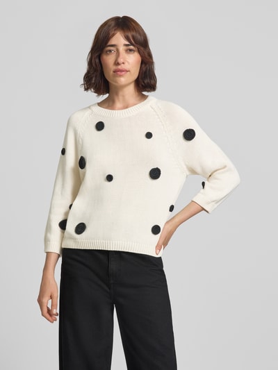 Frauenmodel trägt Strickpullover im Allover-Look von Oui in Weiß mit schwarzen Punkten aus Baumwolle, Regular Fit, Rundhalsausschnitt, Ganzkörperansicht von vorne