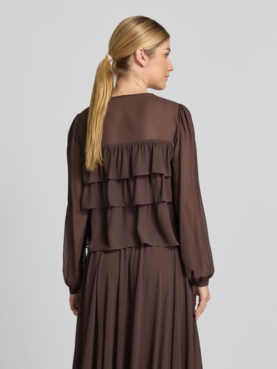Vrouwenmodel draagt Regular Fit blouse im Stufen-Look van MICHAEL Michael Kors in chiffon, Vetersluiting, druppelvormige hals, ruglengte maat S 51 cm, mouwlengte maat S 62 cm, laagjeslook, donkerbruin, textuur licht doorschijnend, volledig dekkend, hele lichaamsaanzicht achterkant.