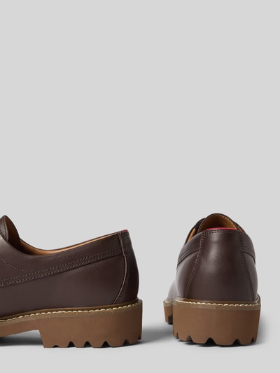 Produktfoto, braune Schnürschuhe aus echtem Leder Modell 'Draven_derb_pley_BP' von HUGO mit grober Sohle, glatte Textur, Herren Schnürschuhe