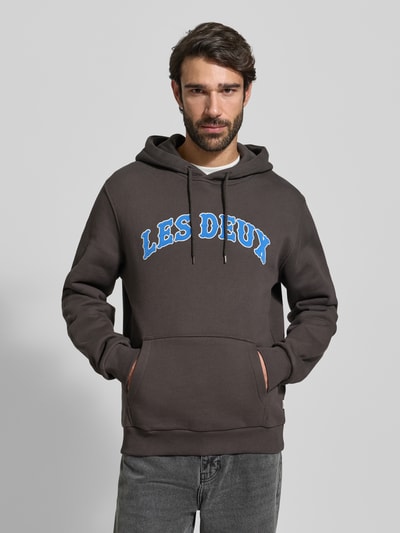 Mannelijk model draagt Hoodie met Label-Print model 'Brady' van Les Deux, katoen, regular fit, voorkant, bovenlichaam close-up.