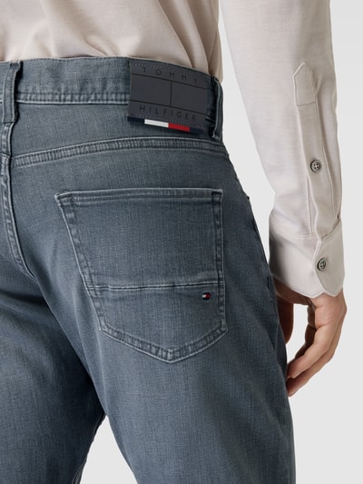 Tommy Hilfiger Tapered Fit Jeans im 5-Pocket-Design Modell 'HOUSTON' Hellgrau 3