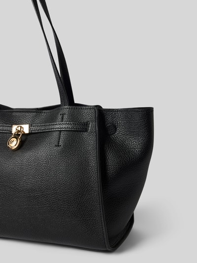 Produktfoto, schwarze Handtasche aus echtem Leder Modell 'HAMILTON' von MICHAEL Michael Kors mit Label-Applikation, sichtbare Struktur.
