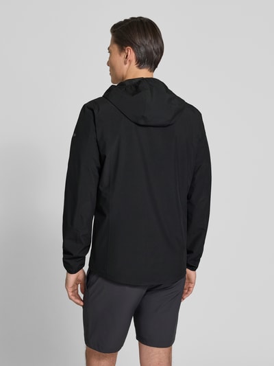 Männermodel trägt schwarze Regular Fit Jacke mit Kapuze von SCANDINAVIAN EDITION, glatte Struktur, Zweiwege-Reißverschluss, Ganzkörperansicht Rückansicht.
