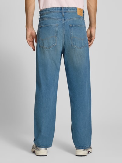Männermodel trägt Straight Fit Jeans aus reiner Baumwolle Modell 'Alex' von JACK & JONES, 5-Pocket-Design, Ganzkörperansicht Rückansicht.