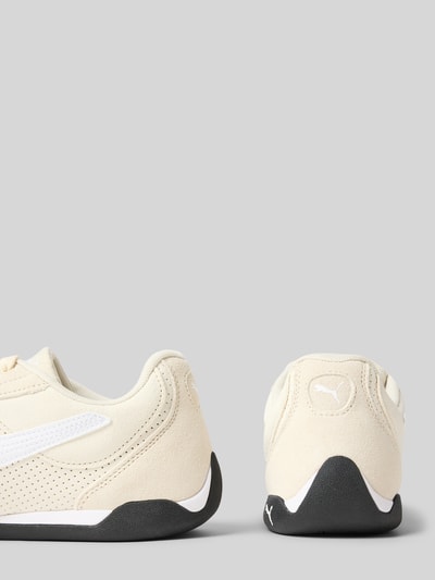 Produktfoto, Sneaker aus Leder-Mix Modell 'Replicatch' von PUMA in Creme mit weißem Logo-Stitching, abgerundeter Form und glatter schwarzer Sohle.