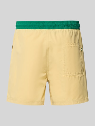 Produktfoto, Badeshorts mit Gesäßtasche Modell 'MAUI' von JACK & JONES in Gelb mit grünem Bund, Loose-Fit, Logo-Print, Label-Detail
