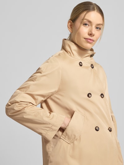 Frauenmodel trägt Jacke mit Stehkragen Modell 'CIJOLINI' von CINQUE in Beige mit Zweireiher und Pattentaschen, Nahaufnahme Oberkörper. Regular Fit, Rückenlänge 63 cm, Schulterbreite 38 cm, Brustweite 52 cm, Ärmellänge 62 cm, glatte Textur.