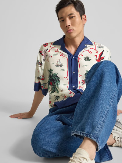 Männermodel trägt Regular Fit Freizeithemd mit Knopfleiste von Dsquared2 aus Satin mit Reverskragen, Kurzärmelig, Unifarbenes-Design, Ganzkörperansicht von vorne.