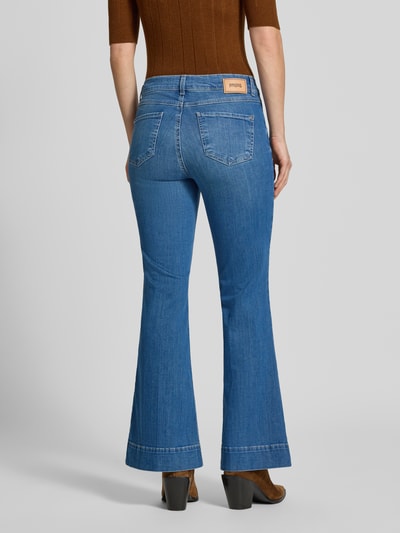 Frauenmodel trägt Bootcut-Jeans aus Baumwoll-Mix Modell 'Luna' von ANGELS, mittelblau, klassische Nähte, Damen Bootcut-Jeans, Ganzkörperansicht Rückansicht