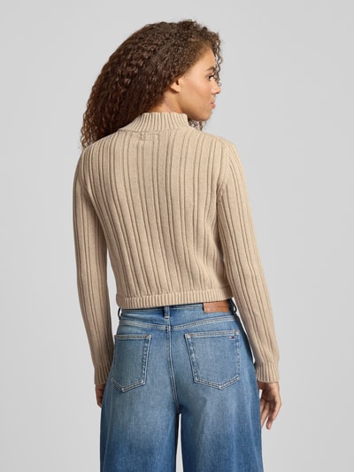 Guess Jeans Sweter z dzianiny ze ściegiem warkoczowym i stójką Camel 5