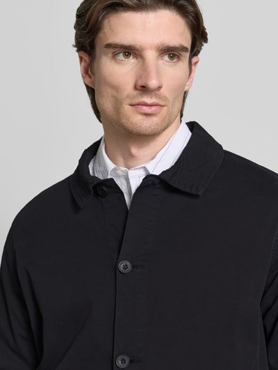 Männermodel trägt Hemdjacke aus Baumwoll-Mix mit Knopfleiste Modell 'BUCHAN' von Casual Friday, dunkel, Nahaufnahme Oberkörper.