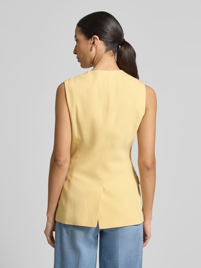 Frauenmodel trägt Weste aus Lyocell-Baumwoll-Mix mit Pattentaschen von Scotch & Soda, taillierter Schnitt, Rückansicht, Rückenlänge 66 cm.