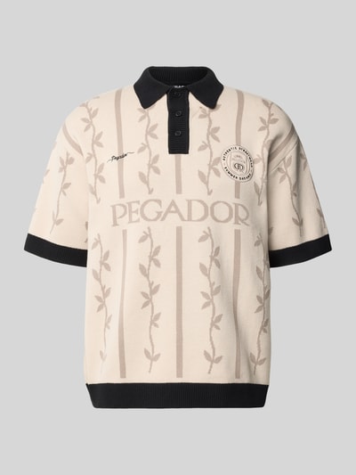 Produktfoto, Relaxed Fit Poloshirt mit Logo-Stitchings Modell 'Kinsale' von Pegador aus reiner Baumwolle, beige mit schwarzen Kontrastkanten und geripptem Polokragen, kurze Knopfleiste, dezentes Streifen- und Blattmuster, Rückenlänge 69 cm.