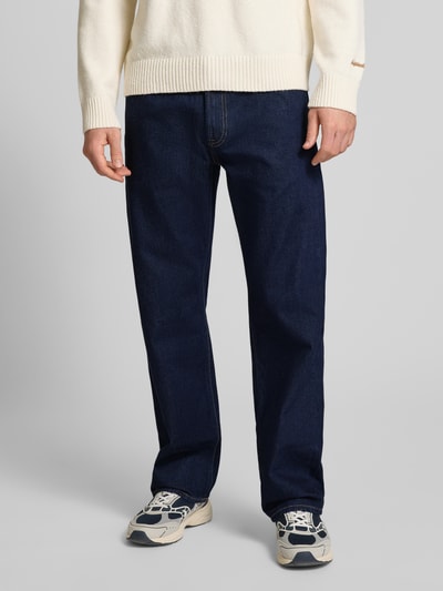 Mannelijk model draagt Jeans met 5-Pocket-Design van Calvin Klein Jeans, rechte snit, donkerblauw, zuiver katoen, frontale volledige lichaamsperspectief.
