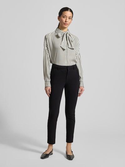 Frauenmodel trägt Hose mit Gesäßtaschen Modell 'DIXI' von B.Young, schwarze Slim Fit Damenhose aus Viskose-Mix, Ganzkörperansicht von vorne.