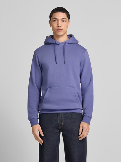 Männermodel trägt Regular Fit Hoodie aus Baumwoll-Mix Modell 'CERES' von Only & Sons, Optik: Unifarben, Kängurutasche, Ganzkörperansicht von vorne.