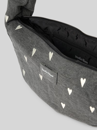 Produktfoto, Shoulder Bag aus reiner Baumwolle in Denim-Optik von Studio Noos, dunkelgrau mit Herz-Print, Reißverschluss, Logo, grobe Struktur