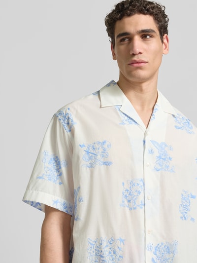 Männermodel trägt Freizeithemd mit Allover-Motiv-Stitching von Kenzo aus Baumwoll-Mix, Relaxed-Fit, Reverskragen, kurzärmelig, Nahaufnahme Oberkörper.