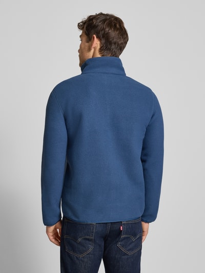 Männermodel trägt Jacke mit Stehkragen Modell 'Teca' von Cotopaxi in Blau mit Regular-Fit, Rückenlänge 68 cm, Ganzkörperansicht Rückansicht.